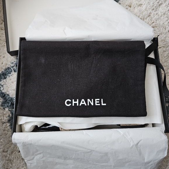 Chanel kidskin quilted patent cap Mary Jane's in beige and black - Picture 3 of 16